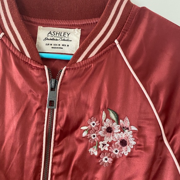 Ashley by 26 international varsity flowers on satin. EUC - Picture 3 of 4